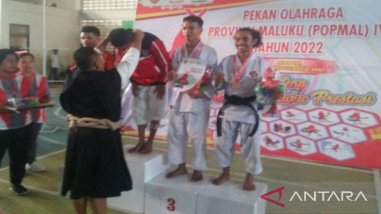 Para atlet kempo yang meraih juara di ajang Popmal IV 2022 mendapatkan medali, maskot, serta piagam penghargaan. (ANTARA/daniel)
