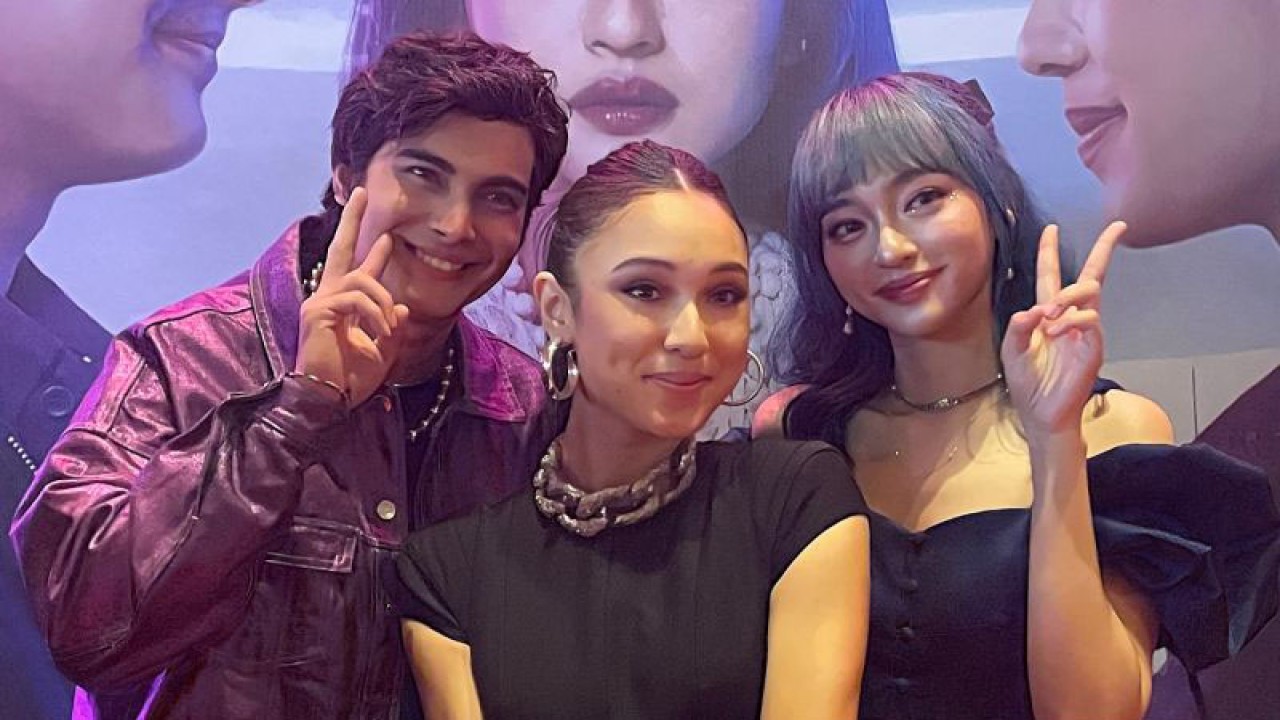 Para pemain “2045 Apa Ada Cinta” saat dijumpai di CGV Grand Indonesia, Jakarta Pusat, Jumat (25/11/2022) (ANTARA/Lifia Mawaddah Putri)