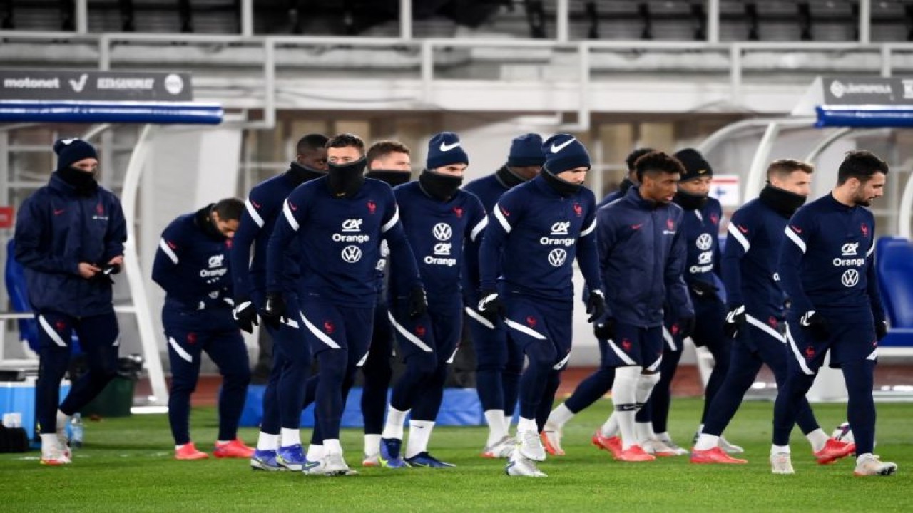 Para pemain timnas Prancis saat latihan di Stadion Olimpiade, Helsinki, pada 15 November 2021, menjelang pertandingan kualifikasi Piala Dunia 2022 Grup D zona Eropa melawan Finlandia. AFP/FRANCK FIFE