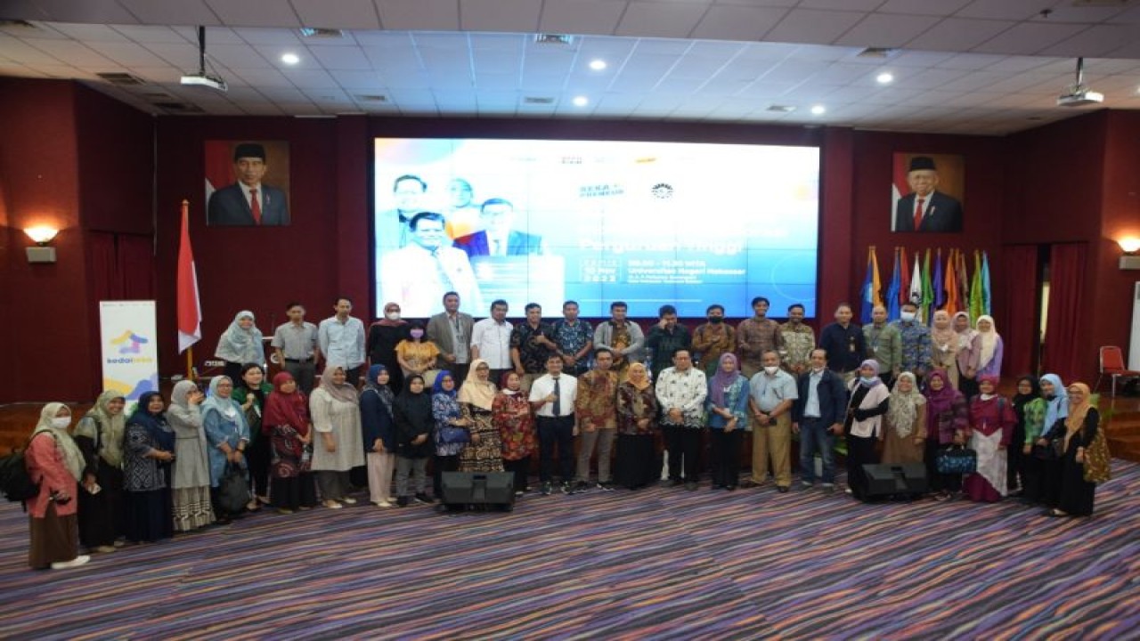 Para peserta Rekapreneur yang merupakan bagian ekosistem program Kedaireka Kemendikbud berfoto bersama di Makassar, Kamis (10/11/2022). ANTARA/HO-UNM