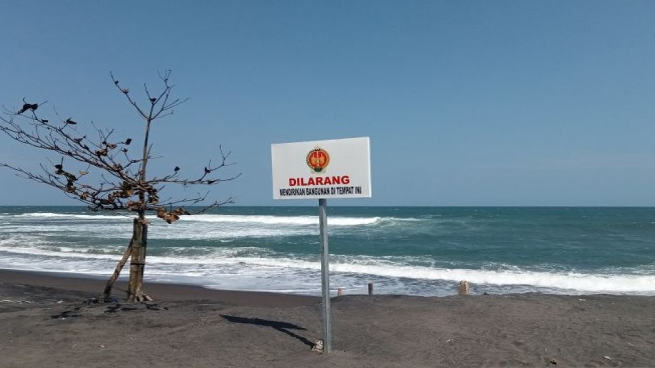 Papan larangan mendirikan bangunan yang sempat dipasang oleh pemerintah daerah di kawasan Pantai Depok, Parangtritis Kabupaten Bantul, Daerah Istimewa Yogyakarta. (ANTARA/Hery Sidik)