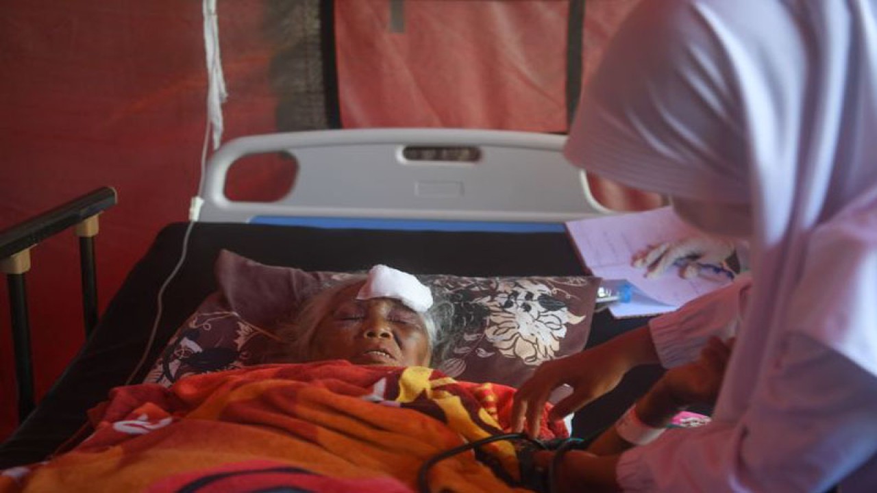 Seorang pasien korban gempa bumi magnitudo 5,6 mendapat perawatan di RSUD Sayang, Kabupaten Cianjur, Jawa Barat, Kamis (24/11/2022). . ANTARA FOTO/Wahyu Putro A/rwa. (ANTARA FOTO/WAHYU PUTRO A)