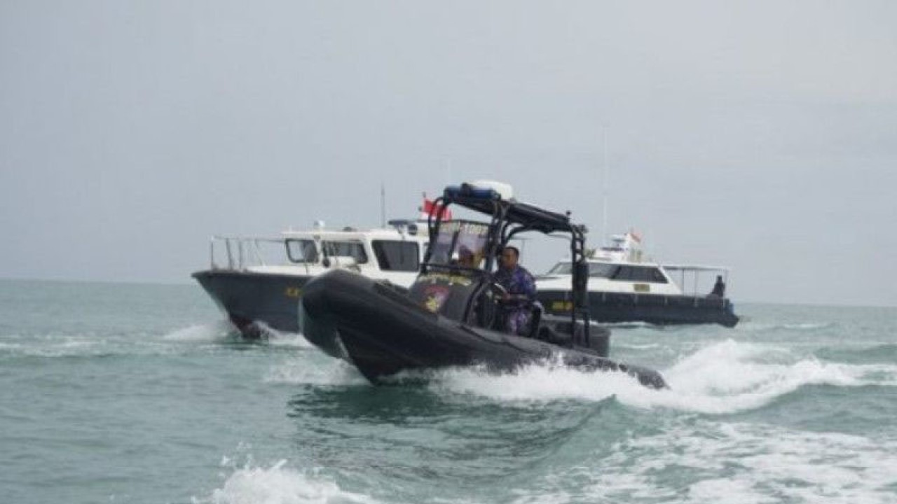 Ilustrasi, Kapal patroli Polda Kepulauan Babel mencari korban helikopter Polri yang jatuh di Perairan Belitung Timur. (Humas)