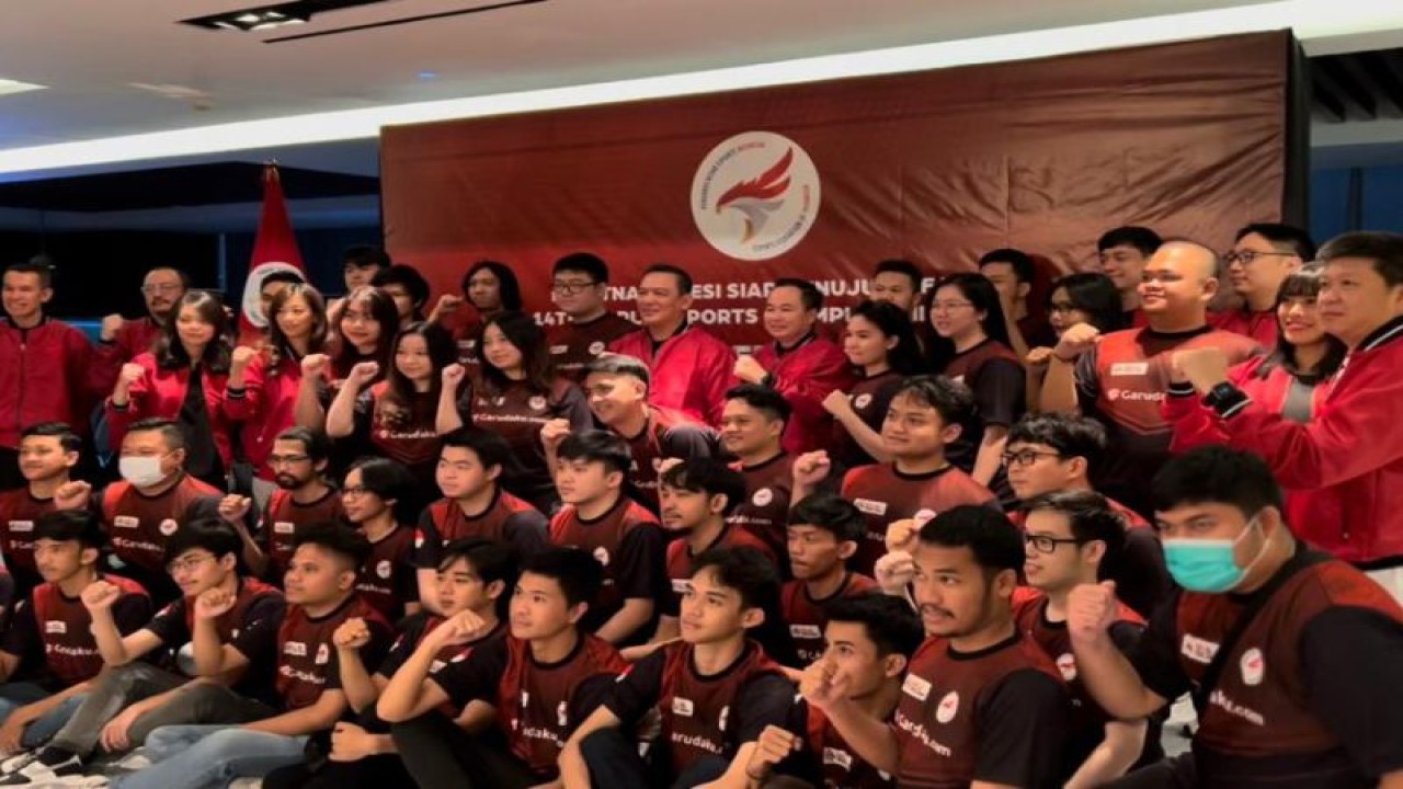 Chief Daily General Manager Esports Indonesia (PB ESI) Bambang Sunarwibowo (tengah) bersama para atlet dan atlet dalam acara pelepasan atlet di kejuaraan dunia esports Bali 14th World Esports Championship 2022 di Jakarta, Kamis (24/11/2022). (ANTARA/HO-PB ESI)
