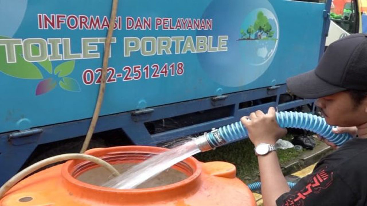 Seorang petugas mengisi air bersih untuk pengungsi gempa Cianjur ke toren yang berada di tempat-tempat pengungsian, Minggu (27/11/2022). (ANTARA/Erlangga Bregas Prakoso)