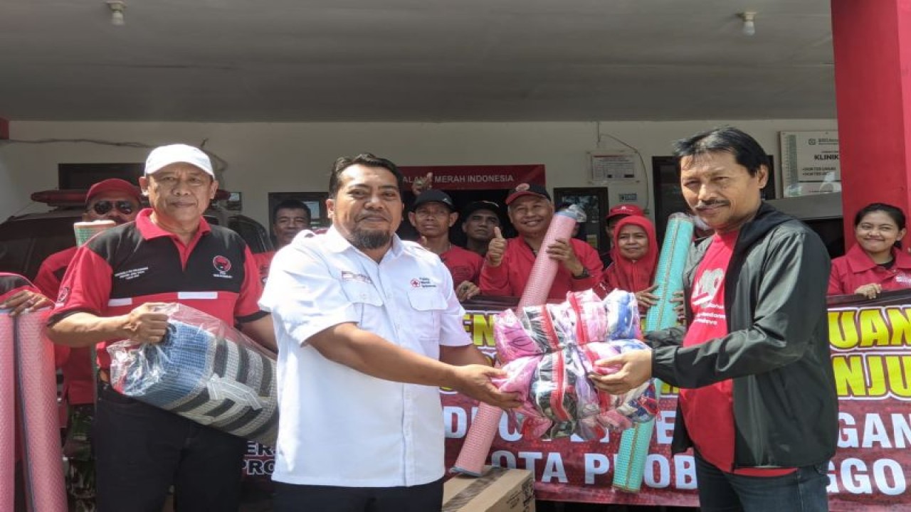 PDIP Kota Probolinggo menyalurkan bantuan kepada korban gempa Cianjur melalui PMI Kota Probolinggo, Minggu (27/11/2022). (ANTARA/HO-PDIP Kota Probolinggo)
