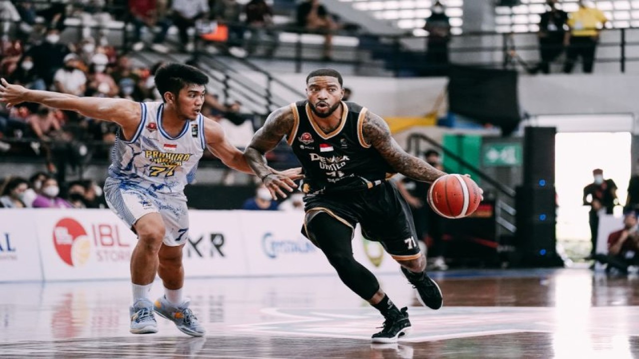 Pebasket Dewa United Surabaya Jamarr Andre Johnson menggiring bole melewati pemain Prawira Bandung dalam pertandingan perebutan tempat ketiga IBL Indonesia Cup 2022 di GOR Sritex Arena, Solo, Jawa Tengah, Minggu (13/11/2022). (ANTARA/HO-Dewa United Surabaya)