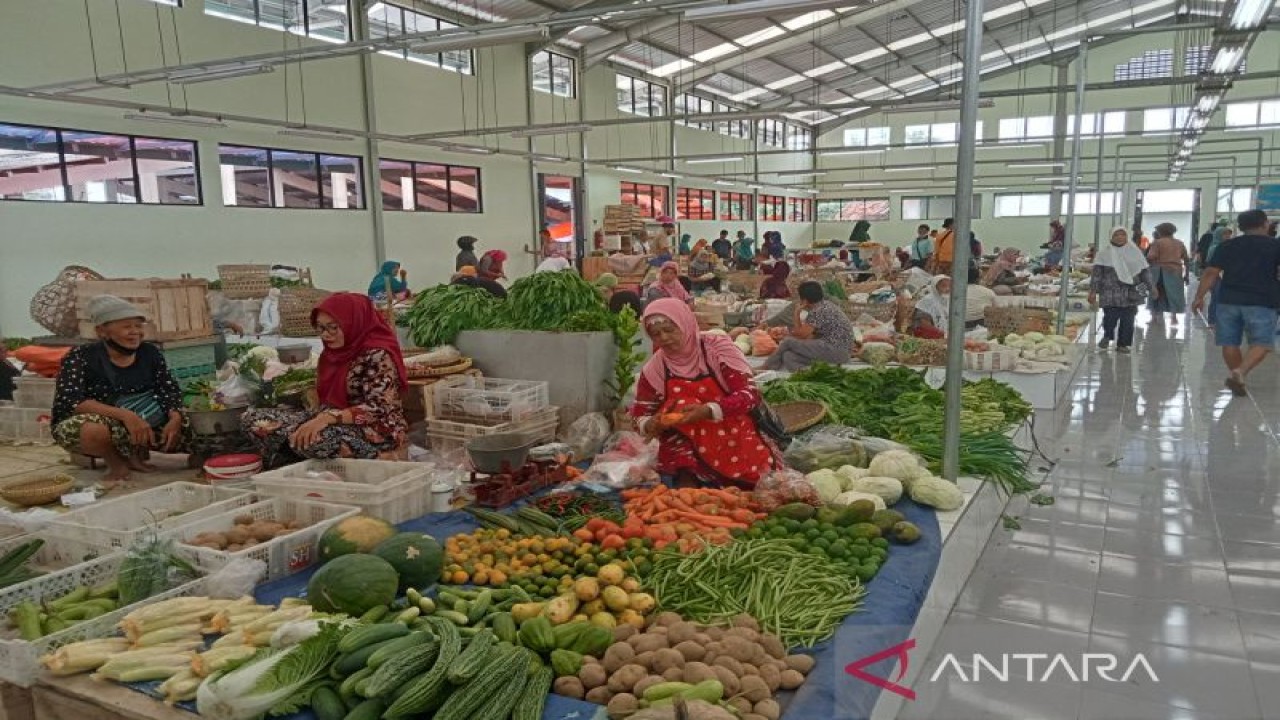 Pedagang pasar rakyat di Pasar Turi, Kabupaten Bantul, Daerah Istimewa Yogyakarta. (ANTARA/Hery Sidik)