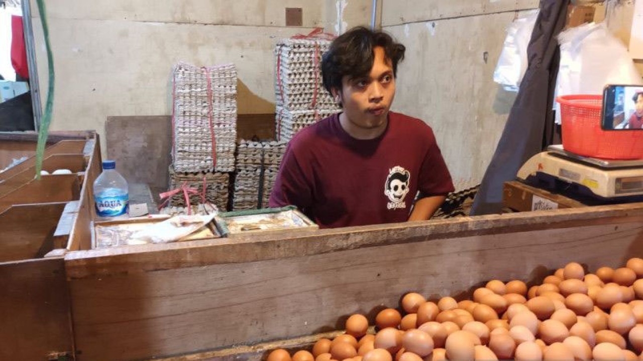 Pedagang menjual telur ayam di Pasar Cibubur, Ciracas, Jakarta, Rabu (30/11/2022). ANTARA/Yogi Rachman