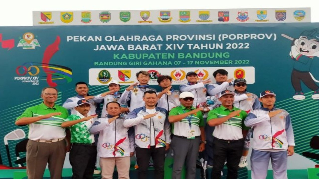 Pegolf Kabupaten Bekasi bersama jajaran pelatih, ofisial, dan Ketua KONI Kabupaten Bekasi Reza Luthfi Hasan (tengah depan) usai seremoni pengalungan medali Porprov XIV Jawa Barat di Giri Gahana Golf and Resort Sumedang, Jumat. (ANTARA/Pradita Kurniawan Syah).
