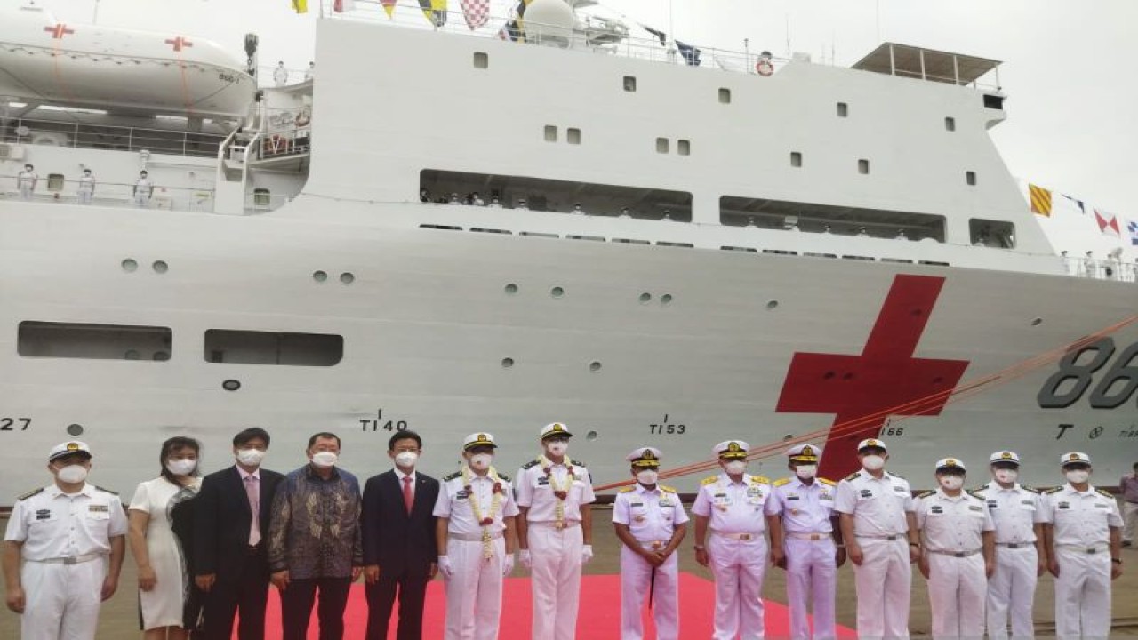 Pejabat Indonesia dan China berfoto di depan kapal rumah sakit China, Peace Ark, di Pelabuhan Tanjung Priuk, Jakarta, Kamis (10/11/2022). (ANTARA/Asri Mayang Sari)