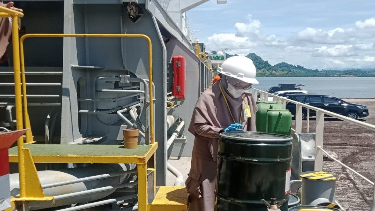 Pejabat Karantina melakukan serangkaian pemeriksaan fisik pada media pembawa, alat angkut dan pengawasan proses fumigasi untuk memastikan cangkang sawit tersebut terbebas dari Organisme Pengganggu Tumbuhan Karantina (OPTK) sebelum diekspor ke Jepang, Senin (14/11). (ANTARA/HO/Humas Karantina Pertanian Mamuju)