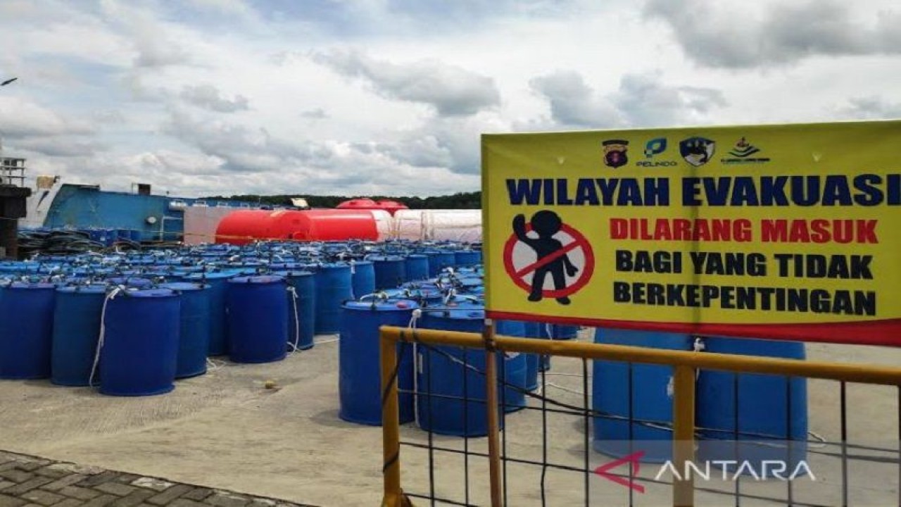 Kegiatan upaya evakuasi sekitar KM Satya Kencana III yang karam di Pelabuhan Kumai, Kabupaten Kotawaringin Barat. ANTARA/M.Husein Asyari