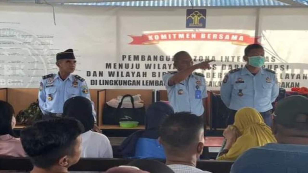 Pelaksana Harian (Plh.) Kepala Lapas Kelas IIA Tarakan Wagiso (tengah) saat menyampaikan pemberitahuan kepada 67 WBP yang bebas dalam rangka memasukkan kembali (reintegrasi) ke tengah-tengah masyarakat. ANTARA/HO-Humas Lapas Kelas IIA Tarakan