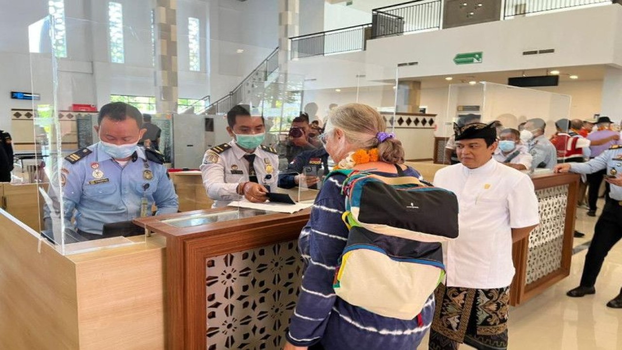 Pelaksana Tugas (Plt.) Direktur Jenderal Imigrasi Widodo Ekatjahjana saat melakukan pengawasan dan pemantauan ke Pelabuhan Benoa, Denpasar, Kamis (27-10-2022). ANTARA/HO-Imigrasi