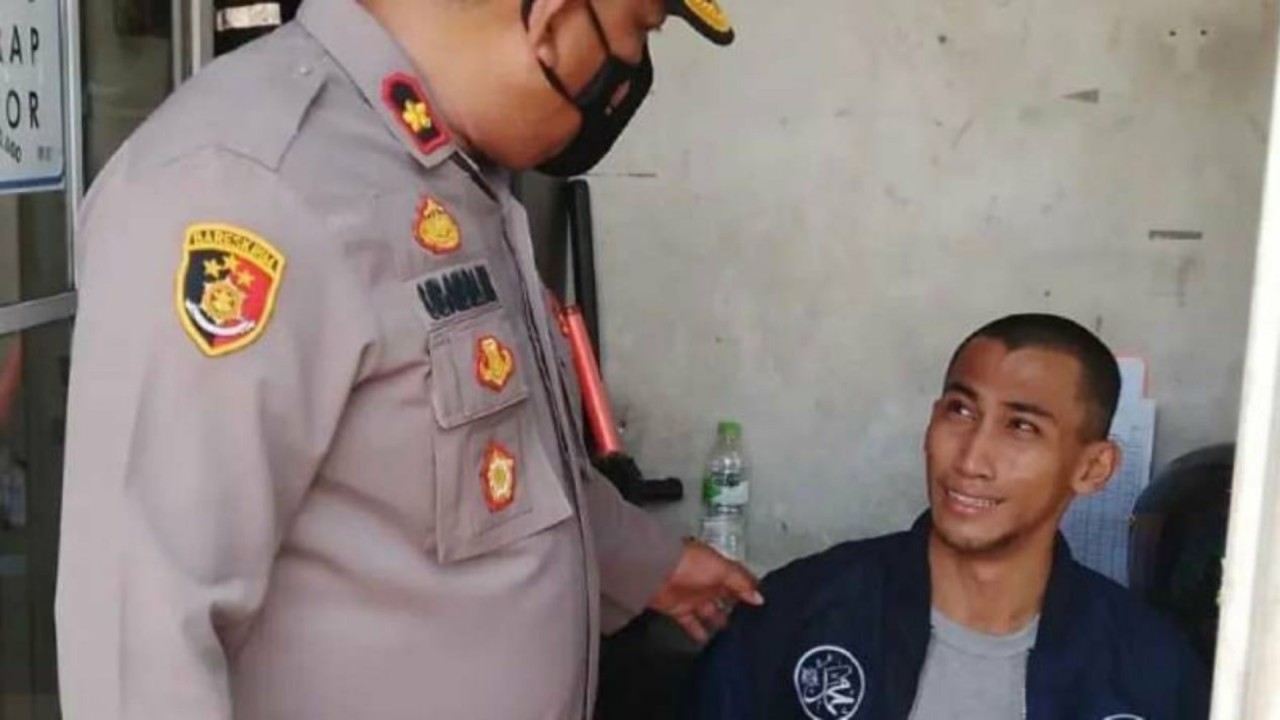 Pelaku saat diinterogasi polisi.