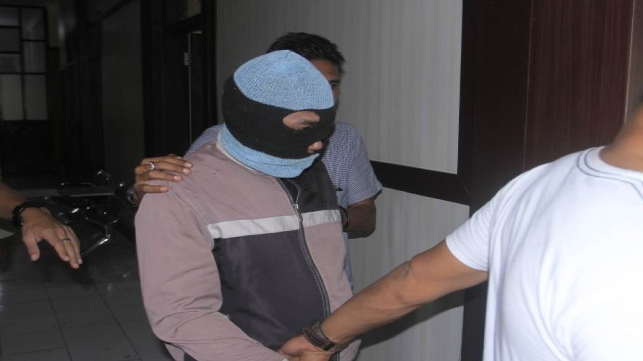 HP pelaku pembeli narkoba jenis sabu-sabu digiring oleh apart kepolisian di Polresta Kupang Kota, Jumat (11/11). ANTARA/Kornelis Kaha