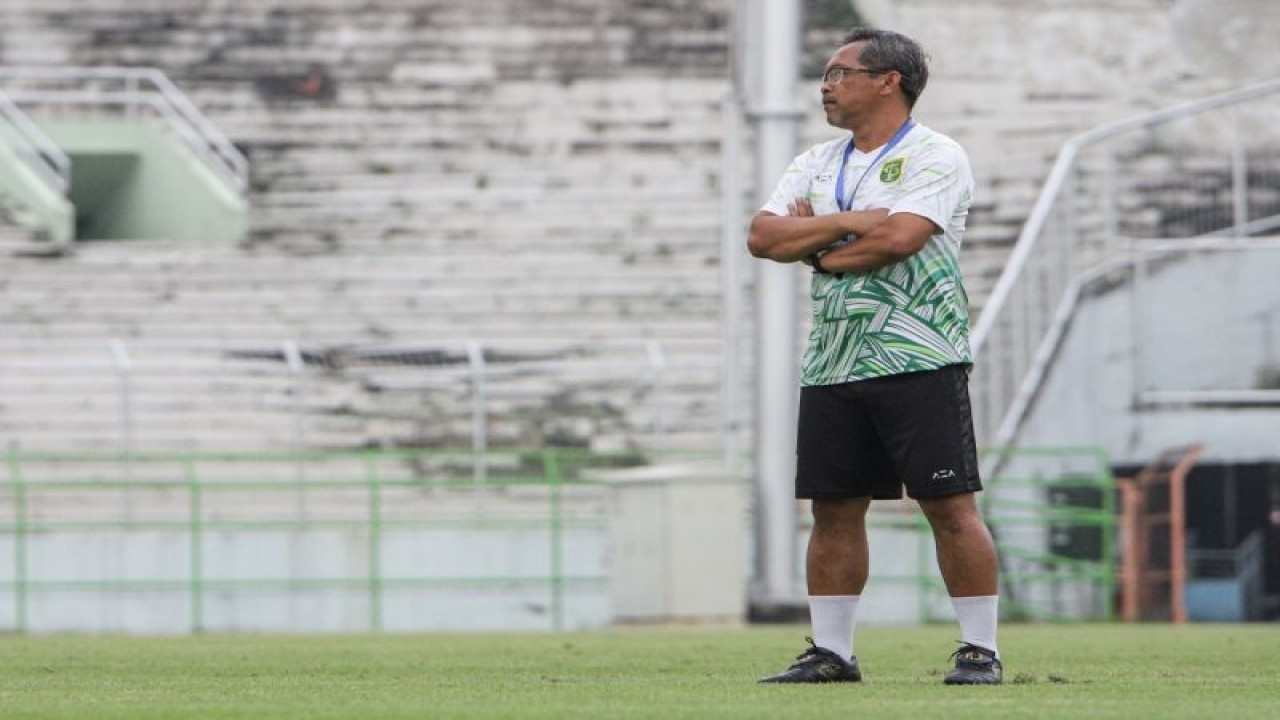 Pelatih Persebaya Aji Santoso memimpin latihan skuad Bajol Ijo di Gelora 10 November Surabaya, Senin (28/11/2022). (ANTARA/Rizal Hanafi)