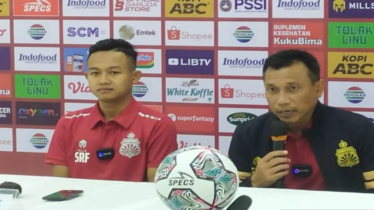 Pelatih Bhayangkara FC Widodo C Putro bersama Pemain Bhayangkara FC Sani Rizki di Stadion Gelora Bandung Lautan Api (GBLA), Kota Bandung, Jawa Barat, Kamis (16/6/2022). (ANTARA/Bagus Ahmad Rizaldi)