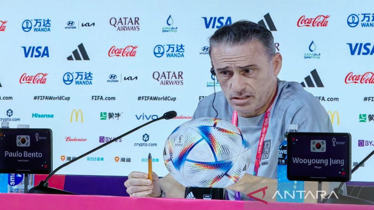 Pelatih tim nasional Korea Selatan Paulo Bento dalam jumpa pers pralaga di Doha, Qatar, Rabu (23/11/2022), sehari menjelang pertandingan penyisihan Grup H Piala Dunia 2022 melawan Uruguay. (ANTARA/Gilang Galiartha)