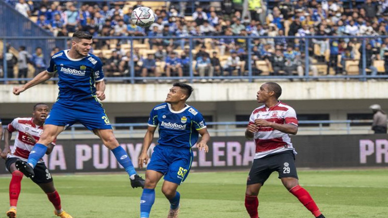 Arsip - Pesepak bola Persib Bandung Nick Kuipers (kedua kiri) menyundul bola dibayangi Rachmat Irianto (kedua kiri) dan pesepak bola Madura United Pedro H (kanan) saat pertandingan BRI Liga 1 di Stadion Gelora Bandung Lautan Api, Bandung, Jawa Barat, Sabtu (30/7/2022). ANTARA FOTO/M Agung Rajasa/hp.