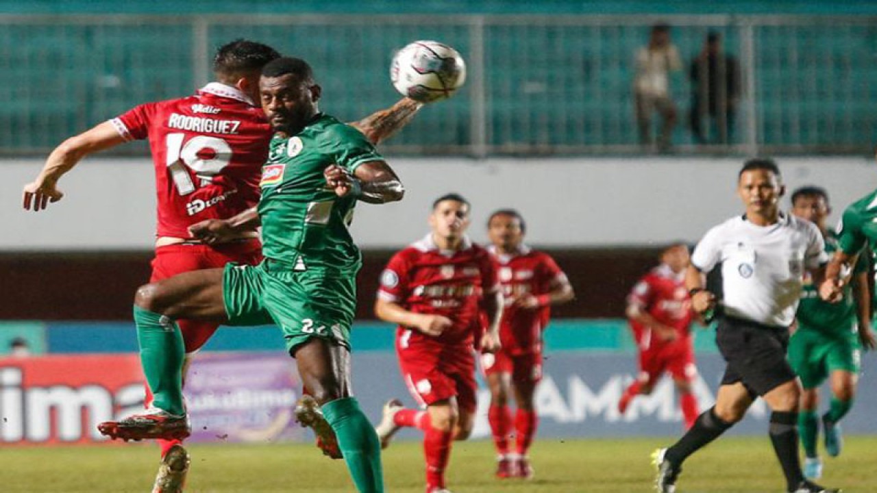 Arsip- Pesepak bola PSS Sleman Marcho Merauje (dua kiri) berebut bola di udara dengan pesepak bola Persis Solo Fernando Rodrigues (kiri) pada pertandingan Liga 1 di Stadion Maguwoharjo, Sleman, DI Yogyakarta, Sabtu (10/9/2022). PSS Sleman menang dengan skor 2-1. ANTARA FOTO/Hendra Nurdiyansyah/rwa.