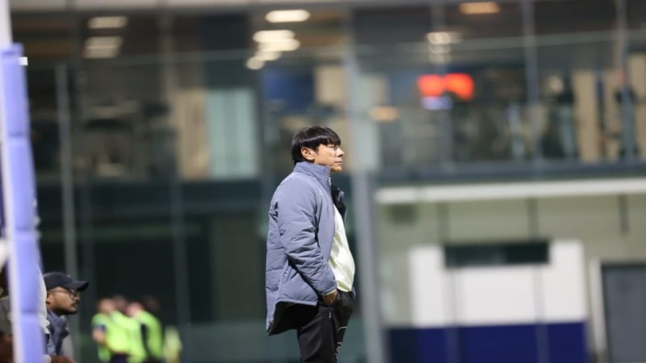 Pelatih tim nasional U-20 Indonesia Shin Tae-yong memerhatikan permainan anak-anak asuhnya pada laga persahabatan kontra Prancis di Pinatar Arena, Murcia, Spanyol, Jumat (18/11/2022) dini hari WIB, yang berakhir dengan skor 6-0 untuk kemenangan Prancis. (ANTARA/HO-PSSI)