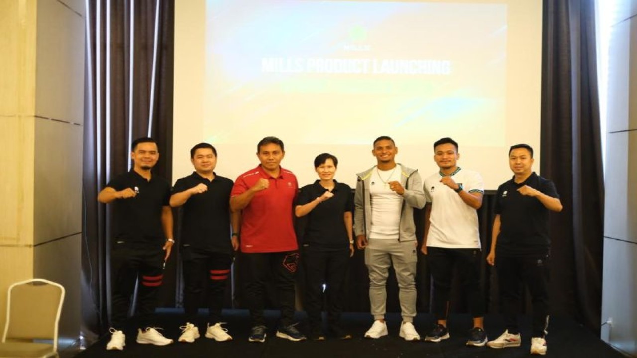 Pelatih timnas U17 Bima Sakti (ketiga dari kiri) mendukung Mills untuk go internasional. (ANTARA/HO-Mills)