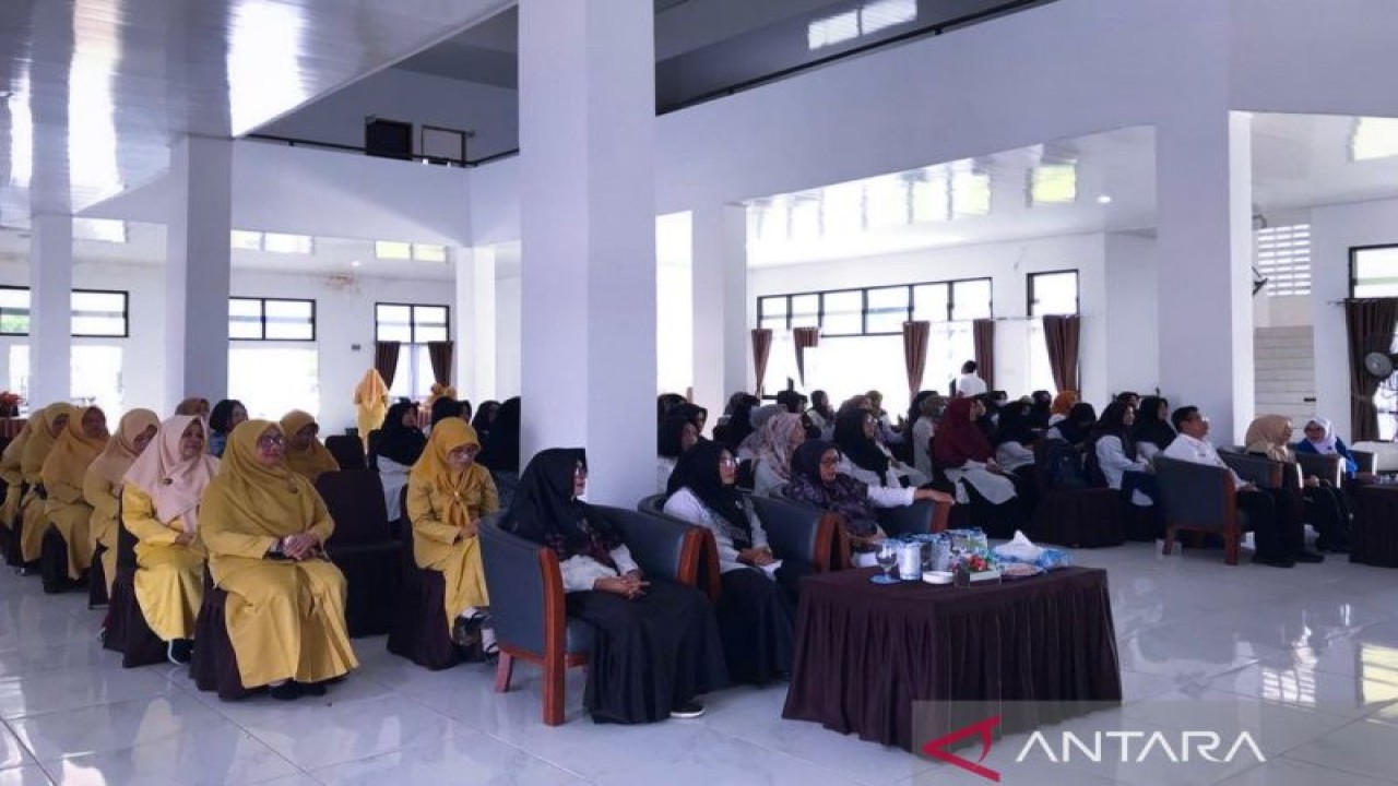 Suasana pelatihan mendongeng bagi guru pendidikan anak usia dini dan taman kanak-kanak yang digelar oleh Dewan Pimpinan Cabang Gabungan Organisasi Penyelenggara Taman Kanak-Kanak Indonesia Kabupaten Natuna di Gedung Wanita Natuna, Kabupaten Natuna, Provinsi Kepulauan Riau, Rabu (23/11/2022). (ANTARA/Cherman)