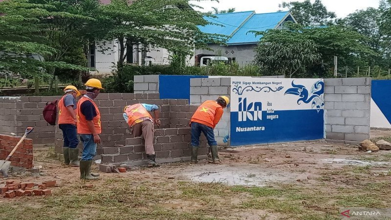 Warga Kecamatan Sepaku, Kabupaten Penajam Paser Utara diberikan pelatihan konstruksi oleh Kementerian PUPR. (ANTARA/Novi Abdi-Bagus Purwa)