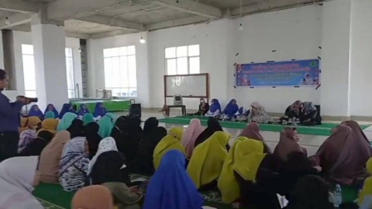 Pelatihan pemeliharaan jenazah dilakukan bekerja sama dengan Badan Komunikasi Majelis Taklim (BKMT) Kabupaten Mamuju, Rabu (16/11/2022). ANTARA/M Faisal Hanapi