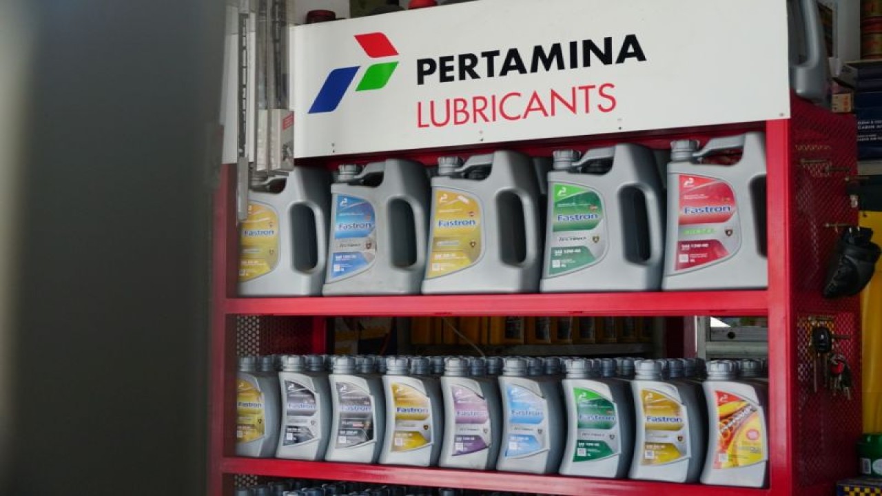 Jajaran produk pelumas dari Pertamina Lubricants di Production Unit Jakarta PTPL di kawasan Tanjung Priok, Jakarta, Selasa (29/11/2022). (ANTARA/HO)