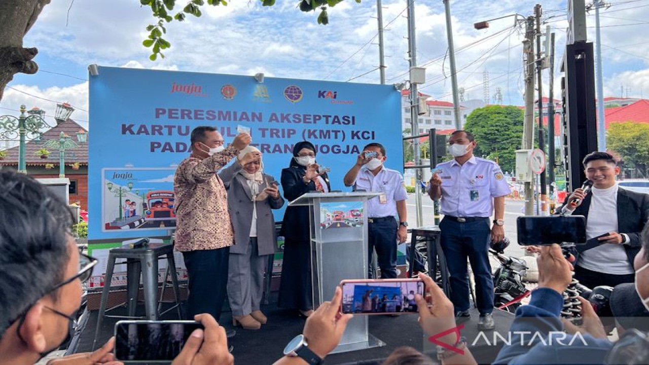Peluncuran integrasi pembayaran menggunakan Kartu Multi Trip (KMT) yang kini tidak hanya digunakan membeli tiket KRL tetapi bisa digunakan untuk membeli tiket bus Transjogja di Yogyakarta, Kamis (10/11/2022) (ANTARA/Eka AR)