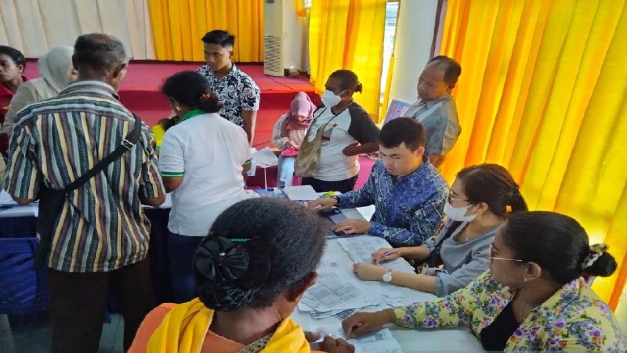 Suasana pembagian voucher bahan pokok oleh pemerintah bagi masyarakat penerima manfaat di Sorong, Sabtu (12/11). (Antara/ Ernes Broning Kakisina)