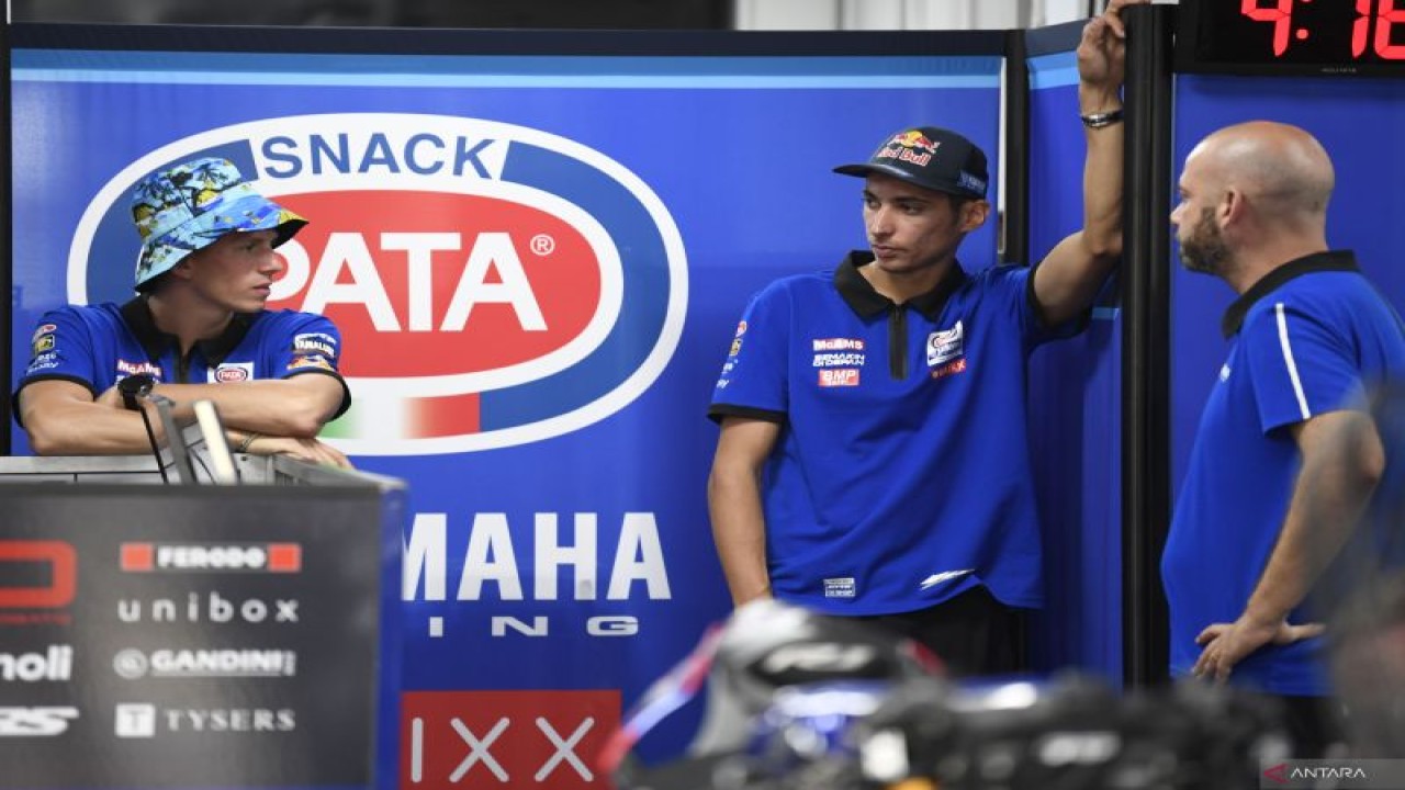 Pembalap Pata Yamaha With Brixx WorldSBK Toprak Razgatlioglu (tengah) bersama Andrea Locatelli (kiri) berdiskusi dengan tim jelang World Superbike 2022 di Pertamina Mandalika International Street Circuit, KEK Mandalika, Desa Kuta, Kecamatan Pujut, Praya, Lombok Tengah, NTB, Kamis (10/11/2022). ANTARA FOTO/Puspa Perwitasari/YU