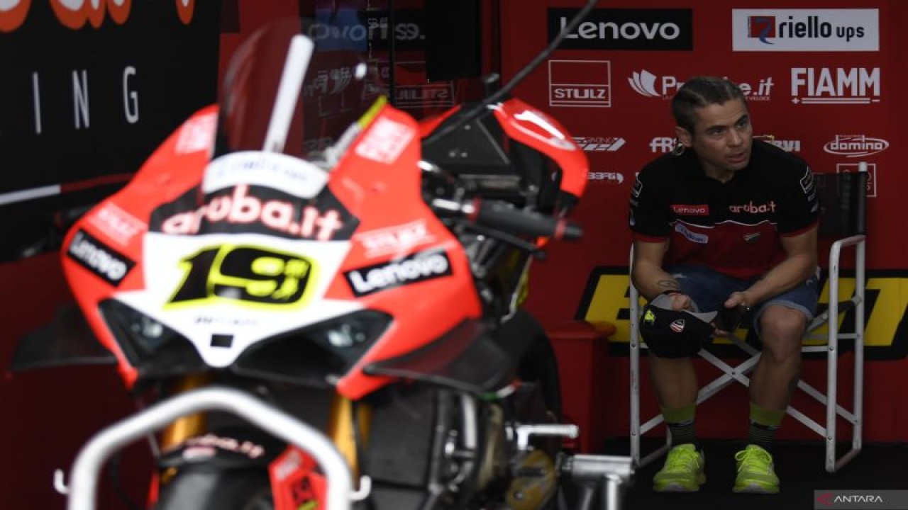 Pembalap Aruba.it-Ducati Alvaro Bautista berada di paddock jelang sesi resmi pengecekan lintasan World Superbike 2022 di Pertamina Mandalika International Street Circuit, KEK Mandalika, Desa Kuta, Kecamatan Pujut, Praya, Lombok Tengah, NTB, Kamis (10/11/2022). ANTARA FOTO/Puspa Perwitasari/YU