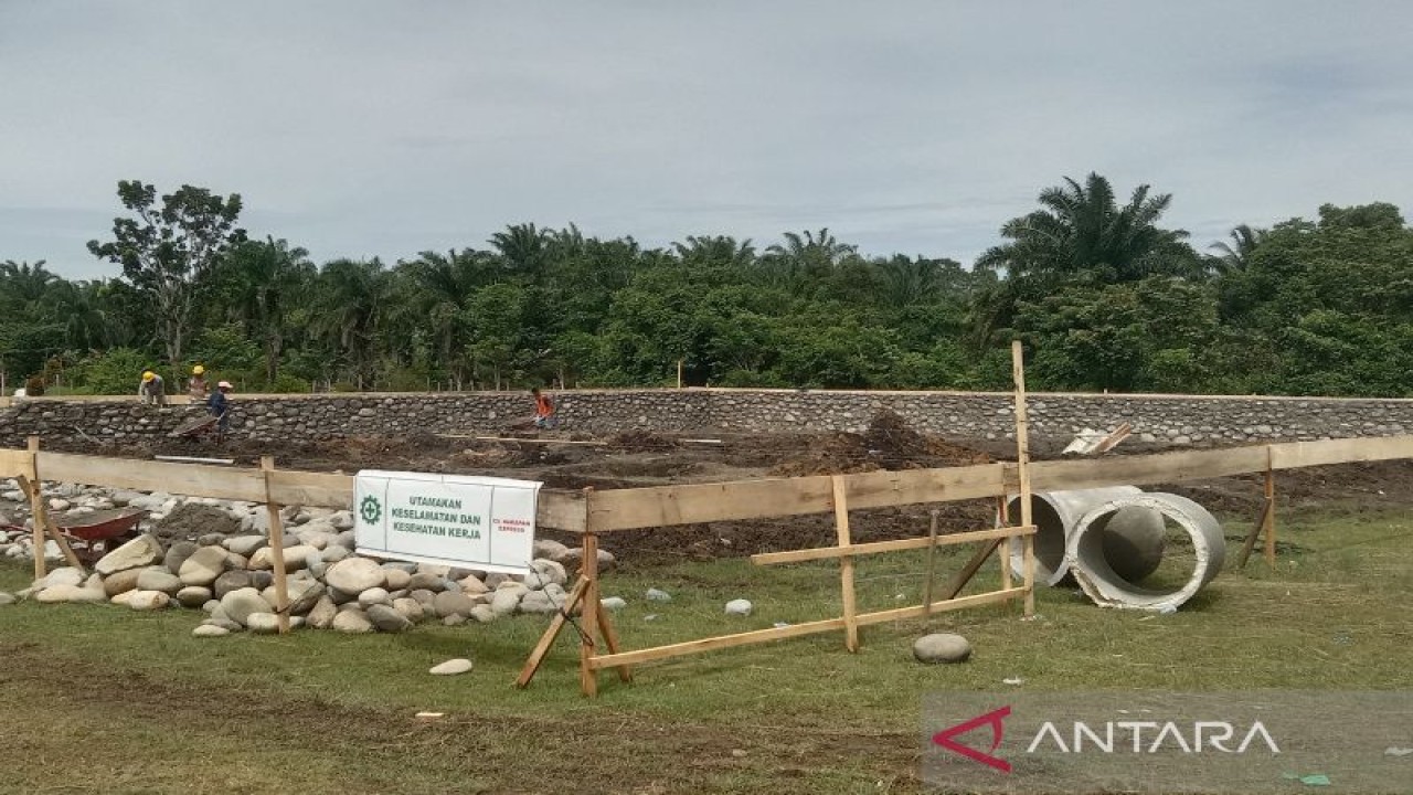 Pembangunan fondasi rumah adat di Kabupaten Mukomuko, Jumat (4/11/2022). ANTARA/Ferri.