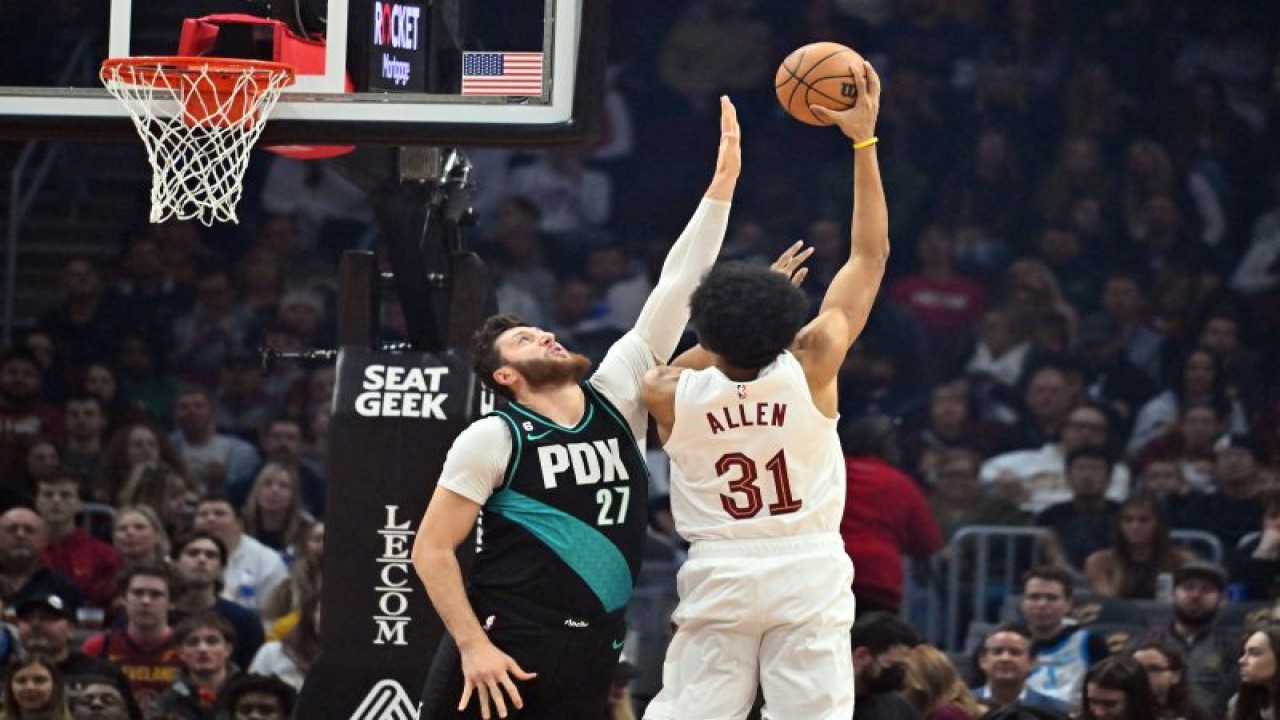 Pebasket Cleveland Cavaliers Jarrett Allen (kanan) mencoba memasukkan bola dan dihadang pebasket Portland Trail Blazers Jusuf Nurkic saat kuarter pertama pertandingan NBA kedua tim di Rocket Mortgage Fieldhouse, Cleveland, Ohio, Rabu (23/11/2022) (Getty Images via AFP/JASON MILLER)