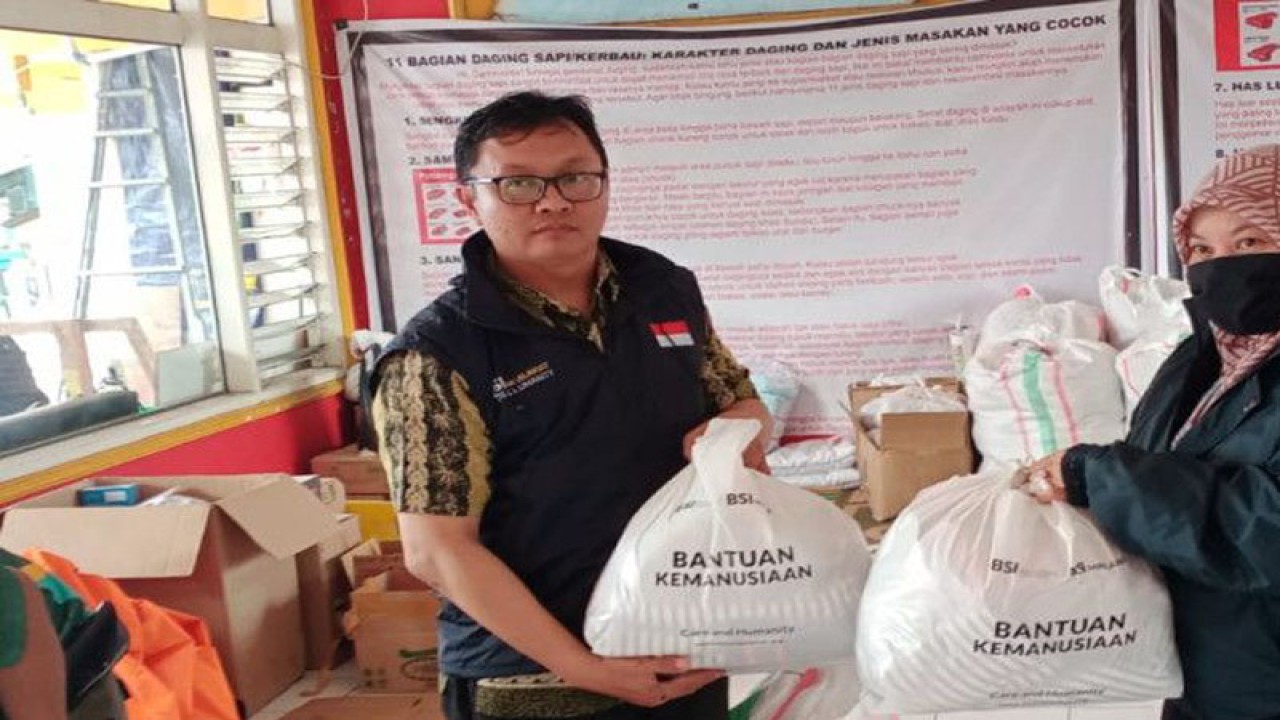 Pemberian bantuan kepada masyarakat terdampak gempa Cianur oleh BSi di Kabupaten Cianjur, Kamis. (ANTARA/ Muhammad Heriyanto)