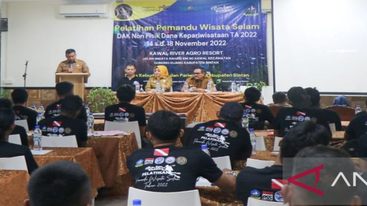 Puluhan orang pemandu selam dari sekitar 20 kawasan wisata di Bintan, Kepri mengikuti acara pembukaan pelatihan selam.ANTARA/Dok Dispar Bintan
