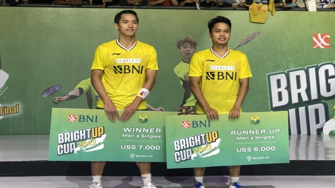 Pebulu tangkis tunggal putra nasional Jonatan Christie dan Anthony Sinisuka Ginting berpose setelah melalui babak final turnamen simulasi BWF World Tour Finals 2022 di Tennis Indoor Senayan, Jakarta, Kamis. (ANTARA/Roy Rosa Bachtiar)