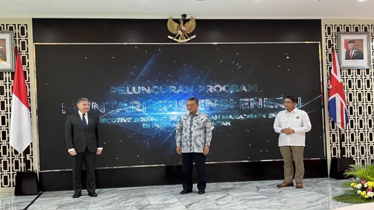 Menteri Energi dan Sumber Daya Mineral (ESDM) Arifin Tasrif (tengah) bersama Duta Besar Inggris untuk Indonesia Owen Jekins (kiri) dengan Direktur Jenderal Energi Baru, Terbarukan, dan Konservasi Energi (EBTKE) Dadan Kusdiana saat meluncurkan program Partnering for Accelerated Climate Transition (UK-PACT) di Kantor Kementerian ESDM Jakarta, Senin (28/11/2022). ANTARA/M. Baqir Idrus Alatas.