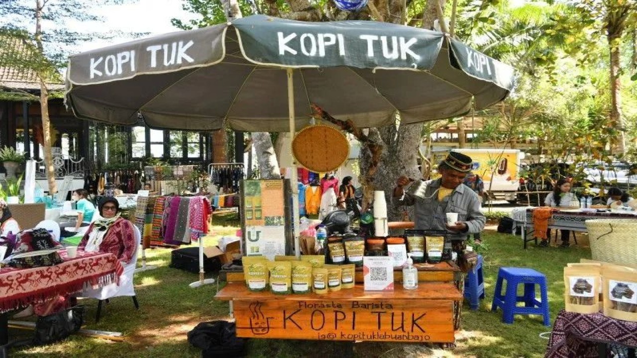 Pemilik Florasta Barista Kopi Tuk Agustinus Suban Puka menjual kopi khas Flores di Plataran Atlantis Beach Club Desa Gorontalo, Labuan Bajo, NTT yang menjadi salah satu mata acara pada Pertemuan Kedua Sherpa G20 Indonesia, Senin (11/7/2022). (ANTARA/HO-Kementerian Kominfo)