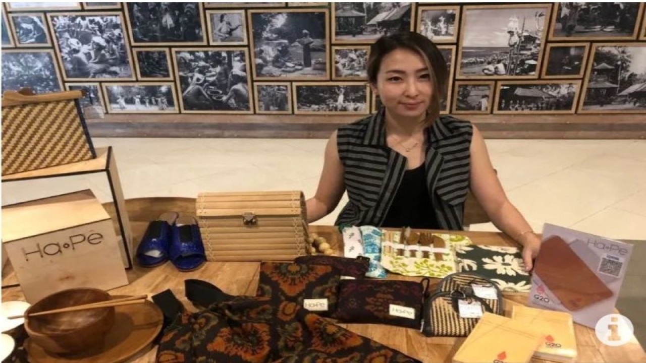 Ilustrasi - Pemilik UMKM Hape Yuliana Herdiyanto Putra saat menjelaskan produk yang menjadi suvenir G20 di Denpasar, Bali, Selasa (8/11/2022). (ANTARA/Ni Putu Putri Muliantari).