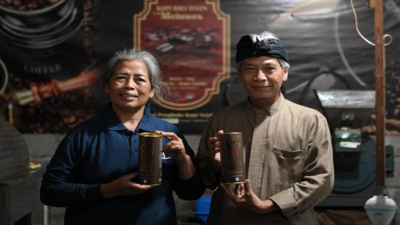 Pemilik UMKM Kopi Luwak Meluwes asal Bali sebagai salah satu UKM binaan PT Telkom yang melakukan transaksi jual beli secara digital dengan pelanggan. ANTARA/HO-Humas PT Telkom