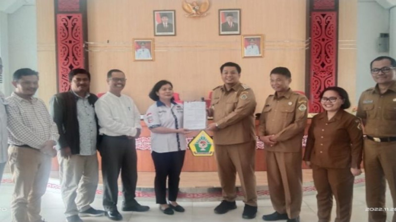 Pemkab Samosir, Sumatera Utara, menghibahkan lahan seluas 2.275 meter persegi di Desa Siopat Sosor, Kecamatan Pangururan, Senin (28/11/2022) sebagai lokasi pembangunan kantor Komisi Pemilihan Umum (KPU); (FOTO ANTARA/HO-Pemkab Samosir)