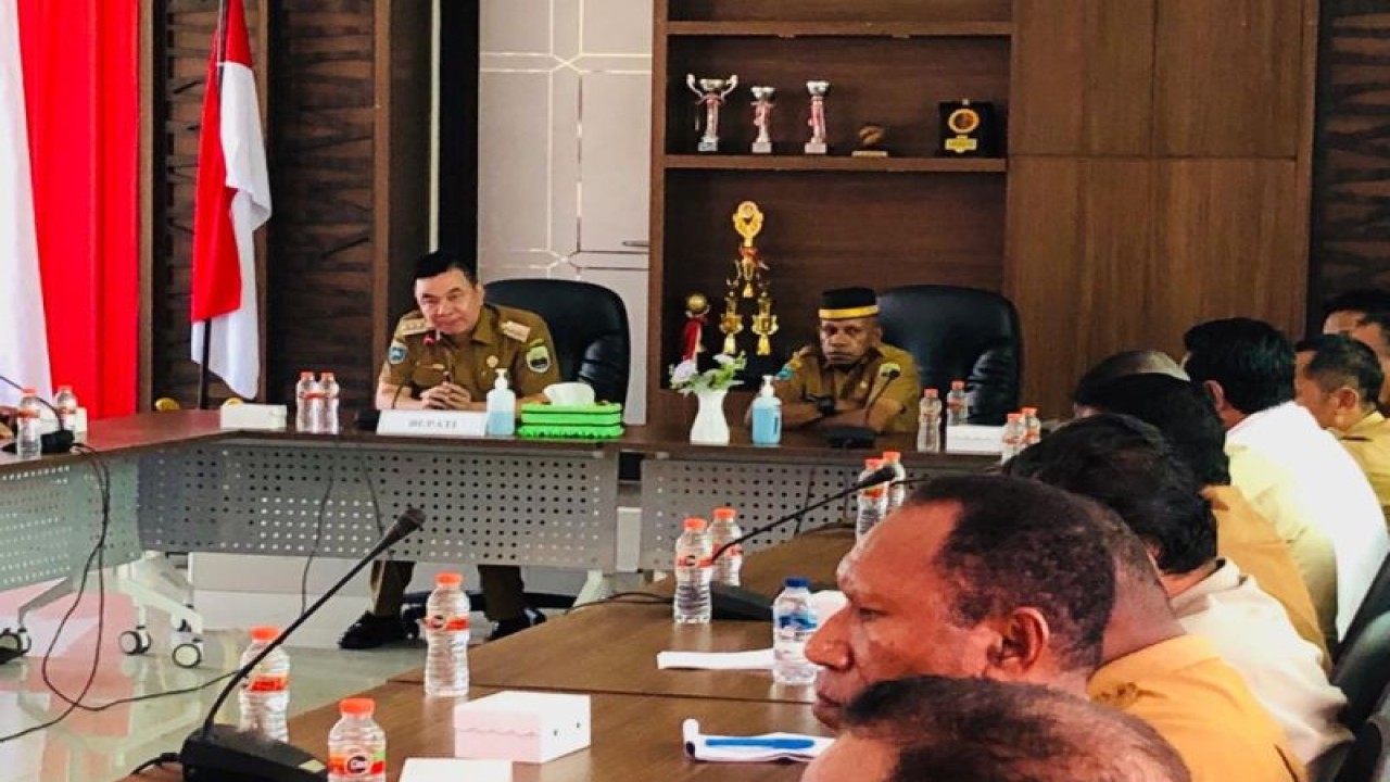 Bupati Kaimana Freddy Thie didampingi Wakil Bupati Kaimana Hasbulla Furuada memimpin rapat persiapan menyambut kunjungan kerja Wakil Presiden di Kaimana yang dijadwalkan berlangsung pada 30 November hingga 2 Desember 2022. (ANTARA/HO-Isabela Wisang)