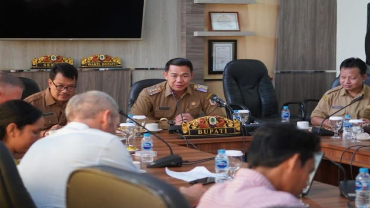 Bupati Kapuas Hulu Fransiskus Diaan bersama jajaran Pemkab Kapuas Hulu melakukan pertemuan dengan pihak GIZ di Kantor Bupati Kapuas Hulu, Kalimantan Barat, Senin (28/11/2022). (ANTARA/HO-Setda Kapuas Hulu)