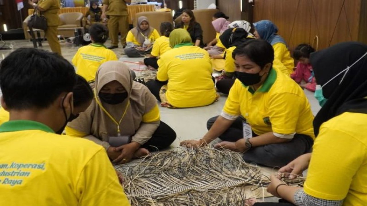 Pemkot Palangka Raya lestarikan seni "menjawet uwei" (menganyam rotan) melalui pelatihan di Palangka Raya beberapa waktu lalu. (ANTARA/HO-MC Palangka Raya)