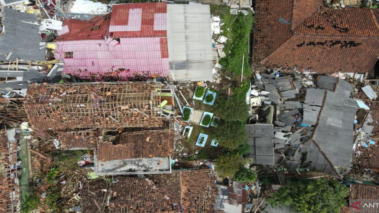 Foto udara permukiman terdampak gempa di Kampung Barukaso, Desak Sukamulya, Kabupaten Cianjur, Jawa Barat, Rabu (23/11/2022). ANTARA FOTO/Raisan Al Farisi/YU